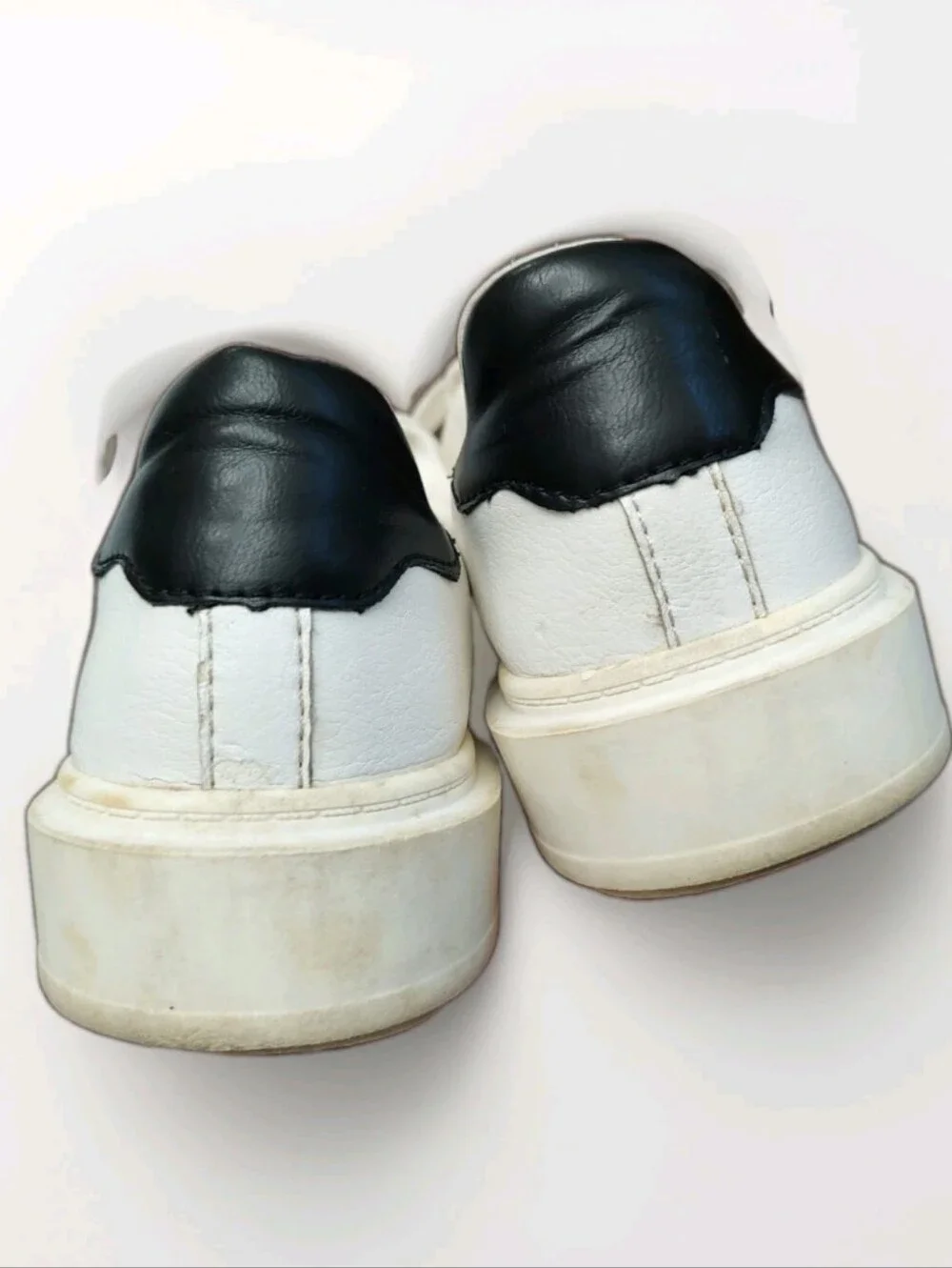 Steve Madden Black/White Pre Loved Womens Tennis Shoes Size 8M
